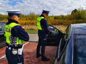 Policjanci rozmawiają z kierowcą