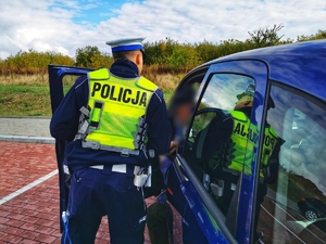Policjant rozmawia z kierowcą