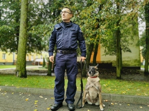 Policjant - przewodnik z psem służbowym