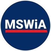 Okrągłe niebieskie logo z białym napisem MSWiA