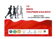 Biało czerwona flaga z napisem VI Bieg Niepodległości Białystok 10 listopada 2022
