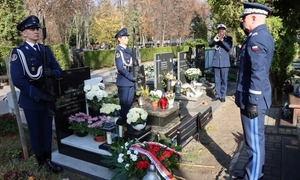 Policjanci oddają hołd zmarłym na cmentarzu