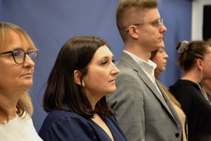 Na zdjęciu od lewej kobieta kobieta mężczyzna stoją w szeregu
