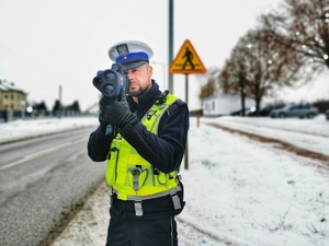 Policjant mierzy prędkość jadącym pojazdom