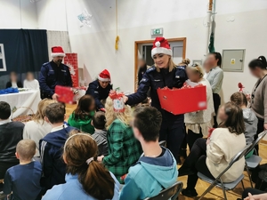Policjanci rozdają prezenty dzieciom