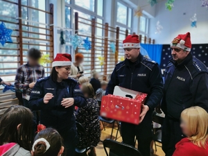 Policjanci rozdają prezenty dzieciom