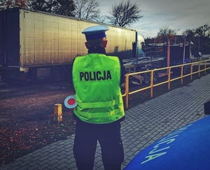 Policjant kontrolujący samochody ciężarowe