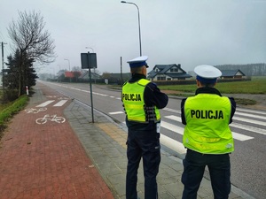 Dwóch policjantów stoi przy przejściu dla pieszych
