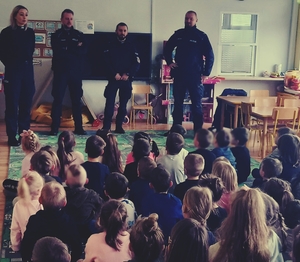 Policjanci na spotkaniu z dziećmi w przedszkolu