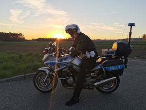 Policjant siedzący na służbowym motocyklu
