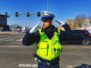 Policjant kieruje ruchem