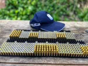 amunicja i czapka policyjna