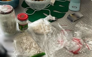 woreczki i słoiki z białą substancja na stole