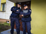 Dwóch policjantów przy klatce schodowej