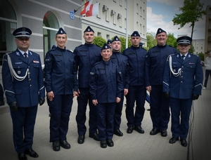 Komendant Miejski Policji w Łomży z nowo przyjętymi funkcjonariuszami