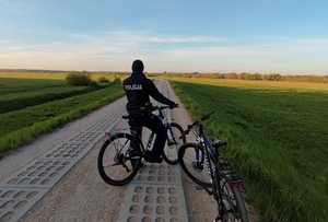 policjant w patrolu rowerowym