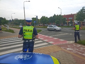 policjanci przy przejściu dla pieszych