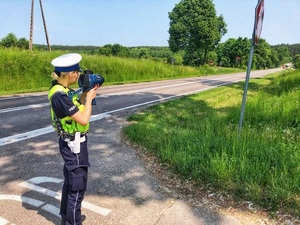 policjantka mierzy prędkość