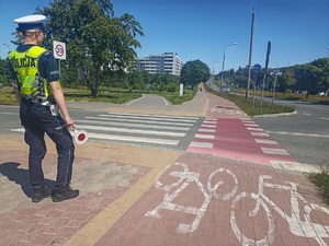 policjantka przy przejściu dla pieszych