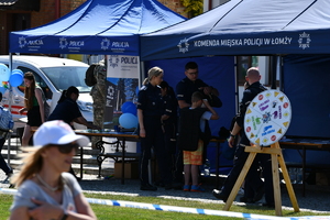 Policjanci przy namiocie promocyjnym KMP w Łomży