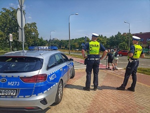 Policjancie przy przejściu dla pieszych