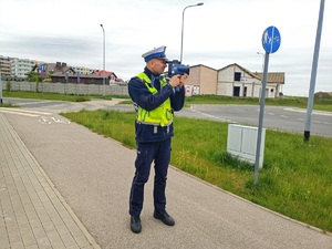 policjant mierzy prędkość w okolicach przejścia dla pieszych
