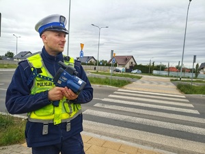 policjantw okolicach przejścia dla pieszych