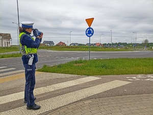policjantka mierzy prędkość w okolicach przejścia dla pieszych