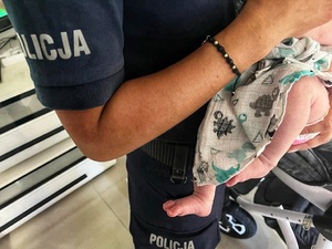 policjantka trzyma dziecko