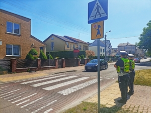 policjanci przy przejściu dla pieszych