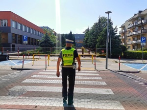 policjant przy przejściu dla pieszych pod szkołą