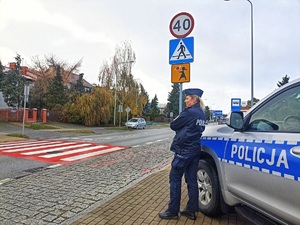 policjant przy przejściu dla pieszych